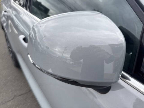 2025 Volvo XC40 B5 Ultra Bright Theme