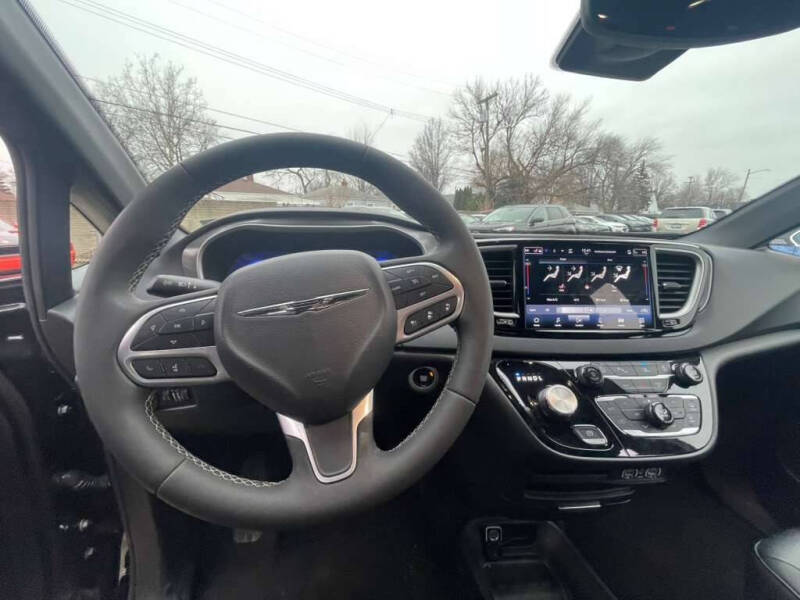 2025 Chrysler Pacifica Select