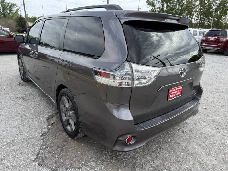 2014 Toyota Sienna SE 8-Passenger