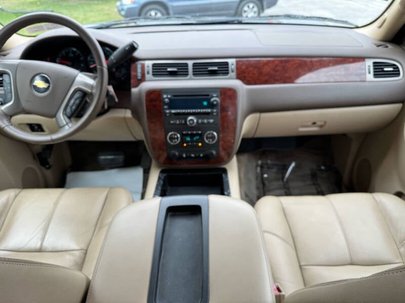 2011 Chevrolet Suburban LT photo 18