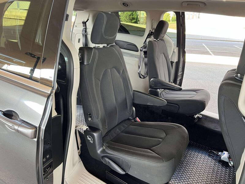 2022 Chrysler Voyager LX