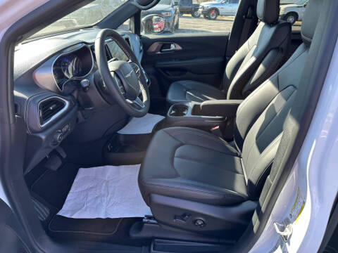 2025 Chrysler Pacifica Select