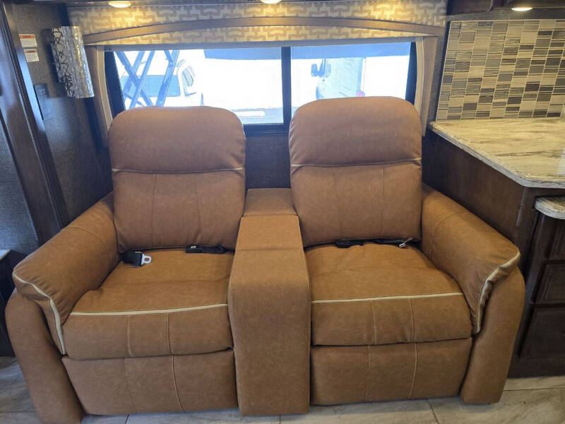 2017 Thor Motor Coach Aria