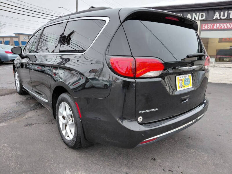 2017 Chrysler Pacifica Touring-L