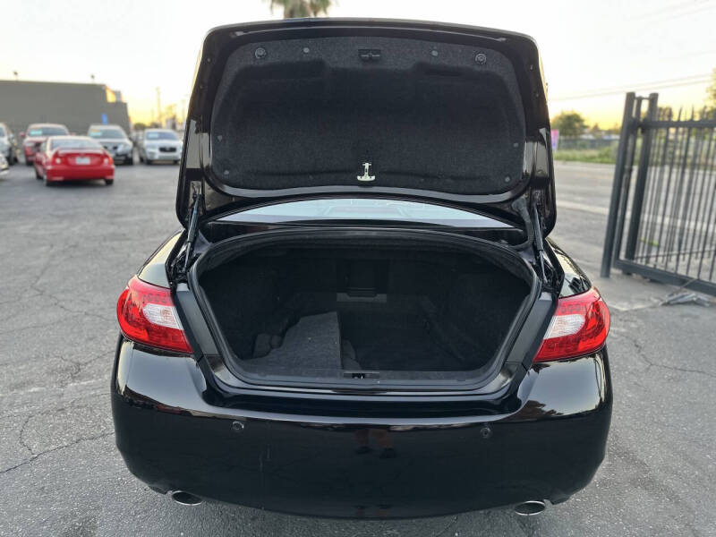 2012 Infiniti M37