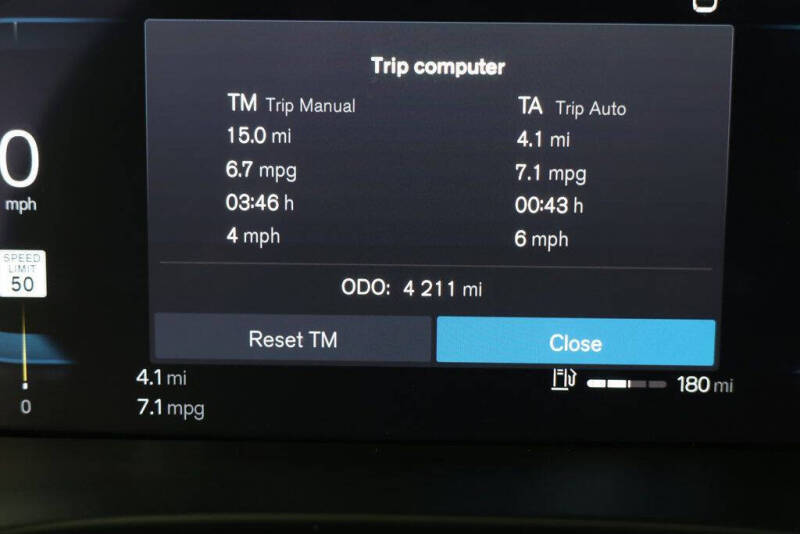 2024 Volvo XC40 B5 Plus Dark Theme