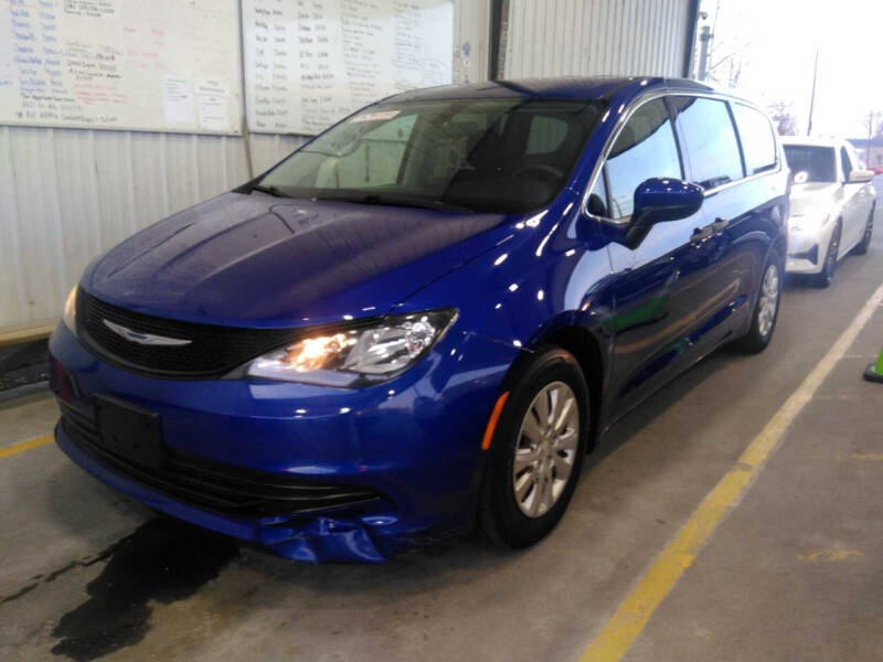 2018 Chrysler Pacifica L's photo