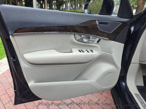 2016 Volvo XC90 T6 Momentum