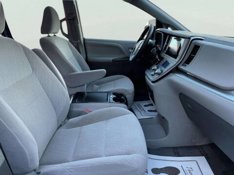 2017 Toyota Sienna LE 8-Passenger
