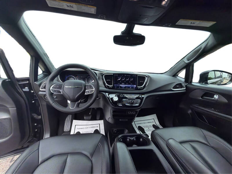 2025 Chrysler Pacifica Select