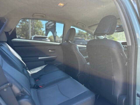 2014 Toyota Prius v Five