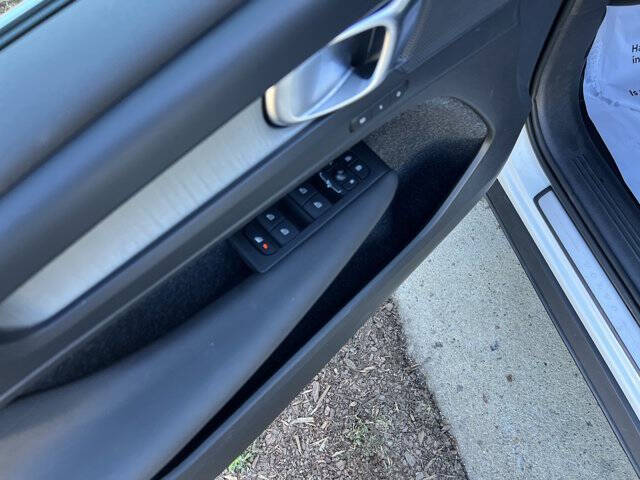 2025 Volvo XC40 B5 Core Bright Theme