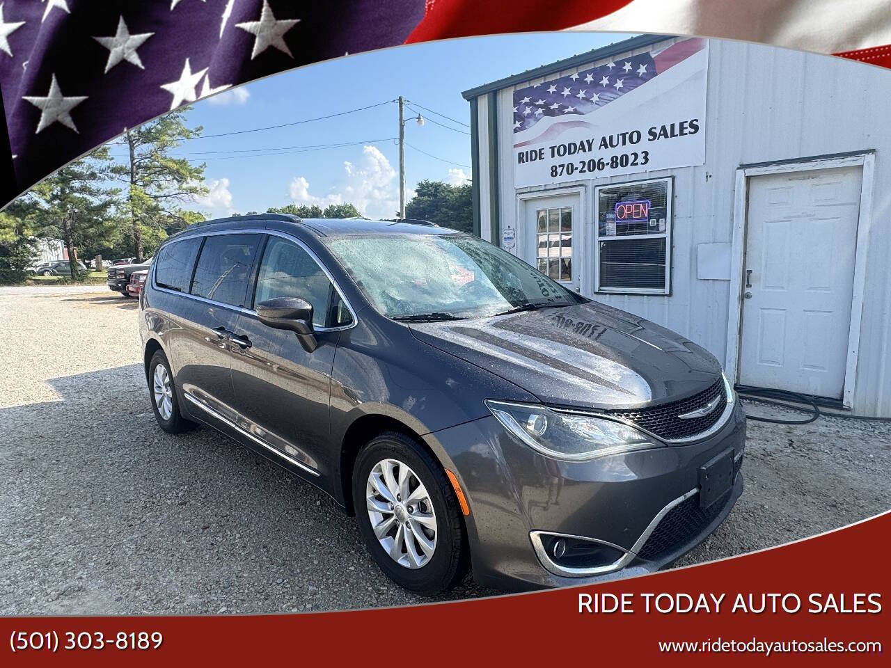 Gray 2017 Chrysler Pacifica Touring-L Touring-L 4dr Mini-Van 1