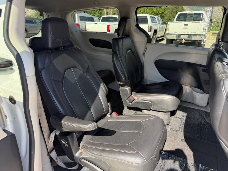2017 Chrysler Pacifica Touring-L