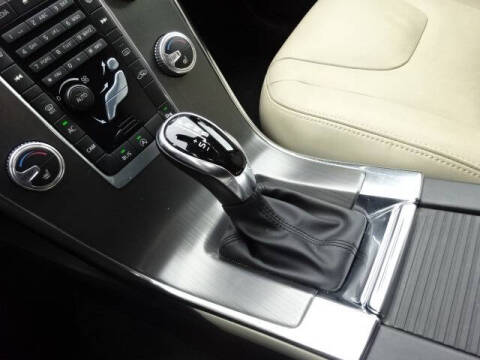 2016 Volvo XC60 T6 Drive-E R-Design Platinum