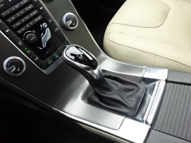 2016 Volvo XC60 T6 Drive-E R-Design Platinum