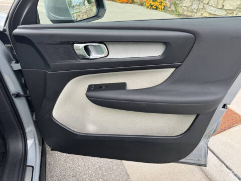 2024 Volvo XC40 B5 Plus Bright Theme