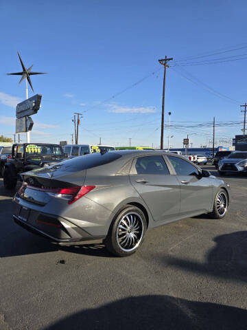 2024 Hyundai Elantra SE