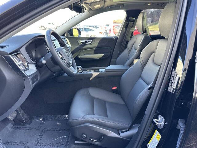 2025 Volvo XC60 B5 Plus Dark Theme