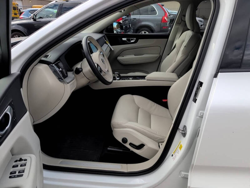 2025 Volvo XC60 T8 Plus Dark Theme