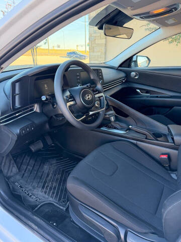 2025 Hyundai Elantra SE