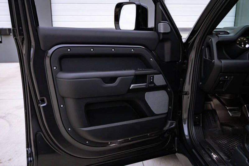 2024 Land Rover Defender 130 V8 P500