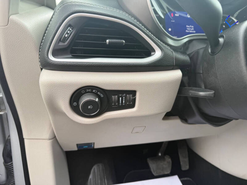 2024 Chrysler Pacifica Plug-In Hybrid Select