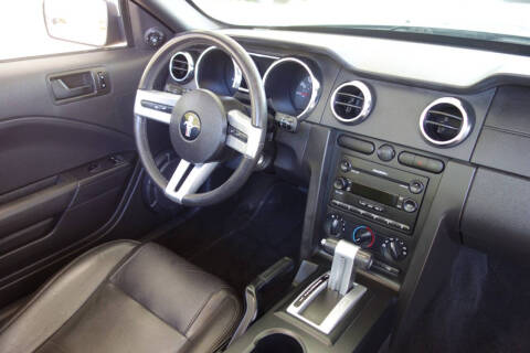 2005 Ford Mustang V6 Deluxe