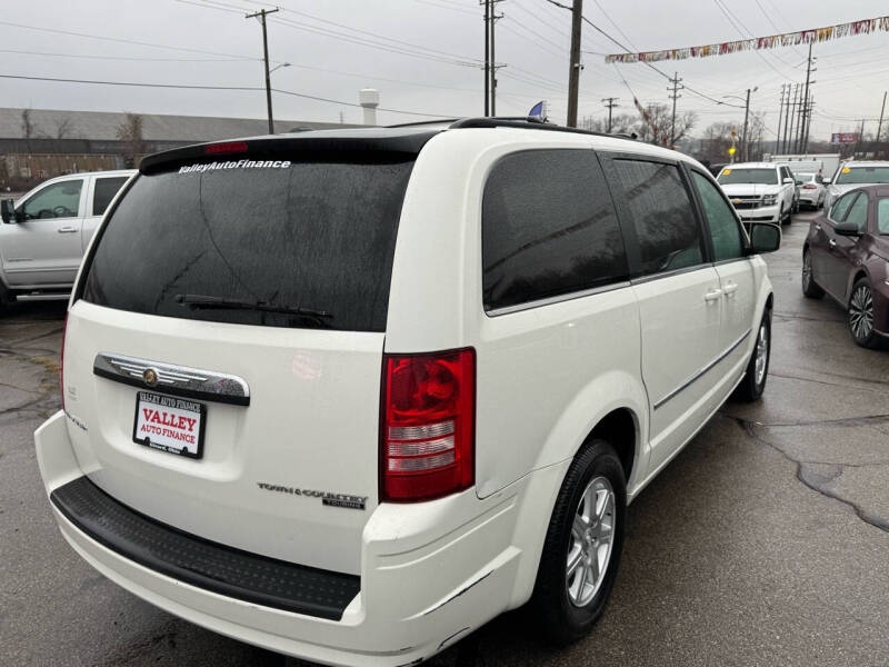 2010 Chrysler Town & Country Touring photo 4