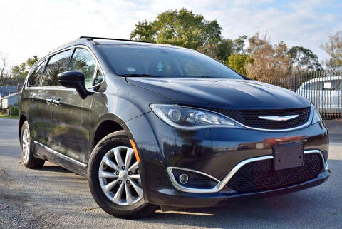 2017 Chrysler Pacifica for sale at QUEST AUTO GROUP LLC in Redford MI