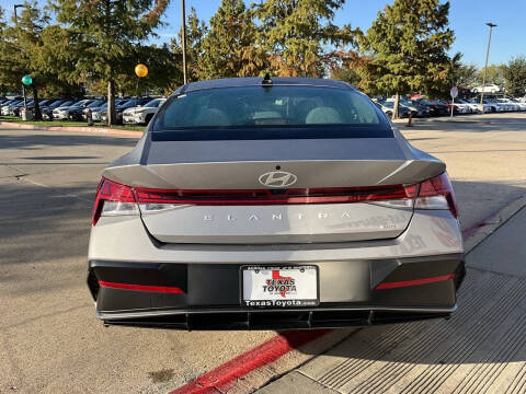 2025 Hyundai Elantra Hybrid Limited