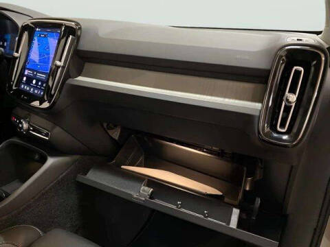 2025 Volvo XC40 B5 Plus Bright Theme