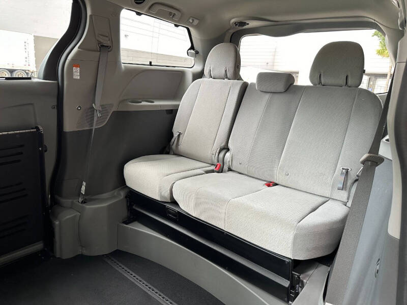 2020 Toyota Sienna LE Mobility 7-Passenger