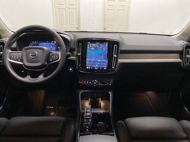 2025 Volvo XC40 B5 Plus Dark Theme