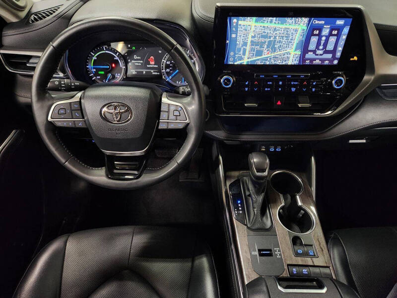 2022 Toyota Highlander Hybrid Platinum