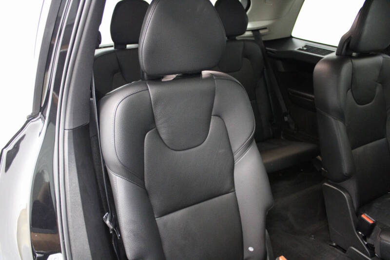 2022 Volvo XC90 T6 Momentum 6-Passenger