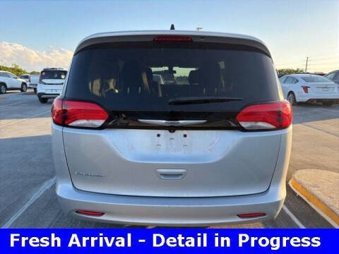 2022 Chrysler Voyager LX