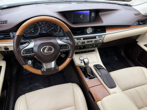 2017 Lexus ES 300h