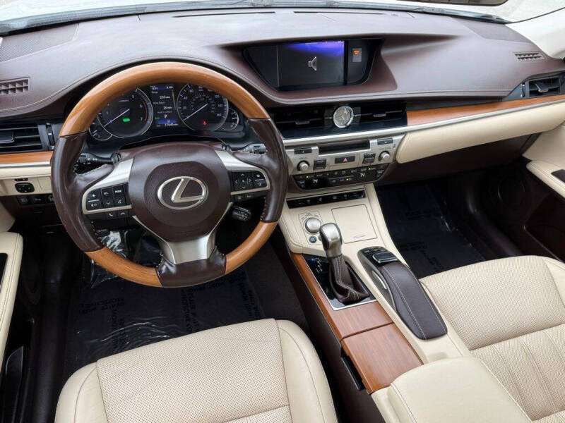 2017 Lexus ES 300h
