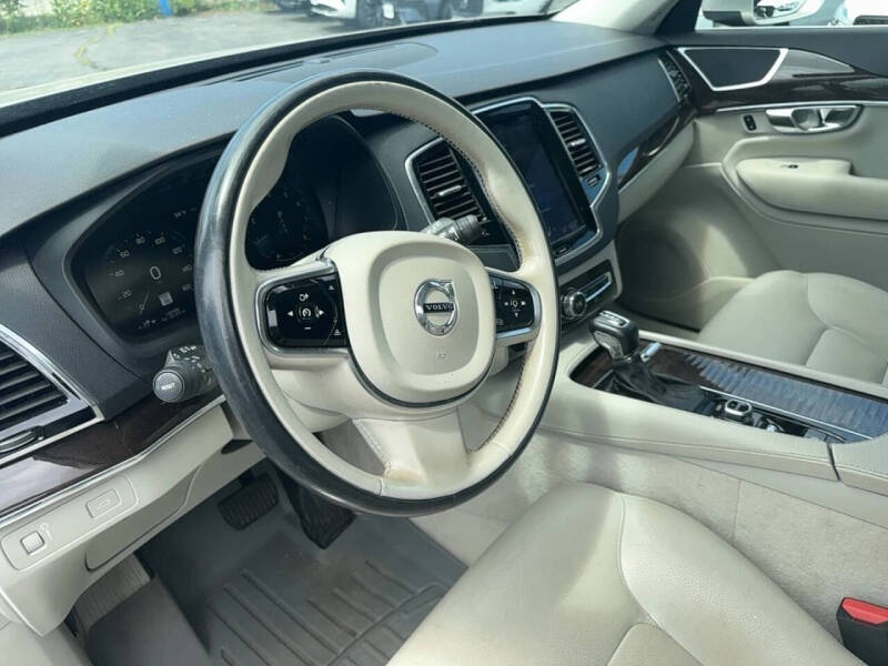 2016 Volvo XC90 T6 Momentum