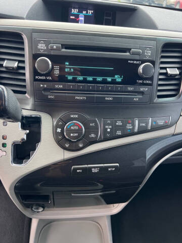 2013 Toyota Sienna SE 8-Passenger