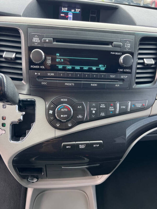 2013 Toyota Sienna SE 8-Passenger