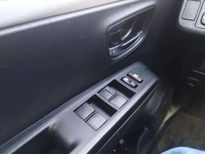 2014 Toyota Yaris 5-Door LE