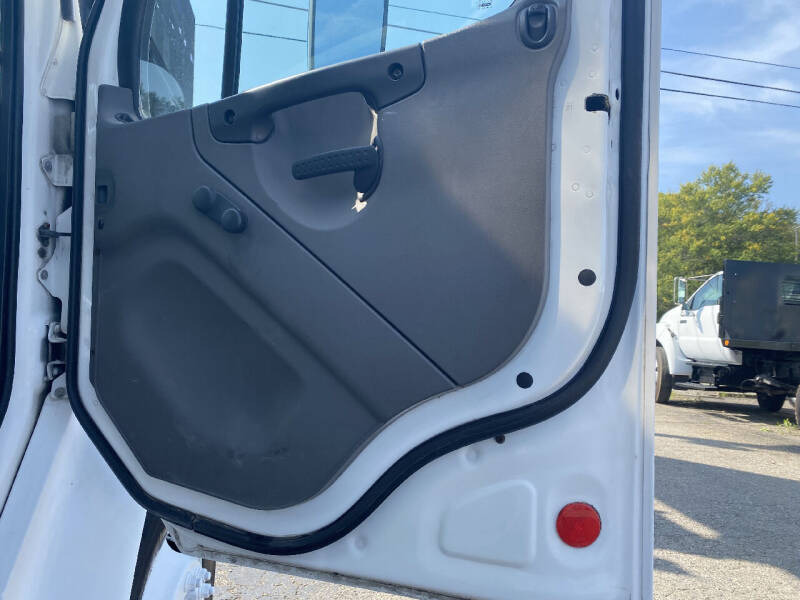 2006 Freightliner M2 106