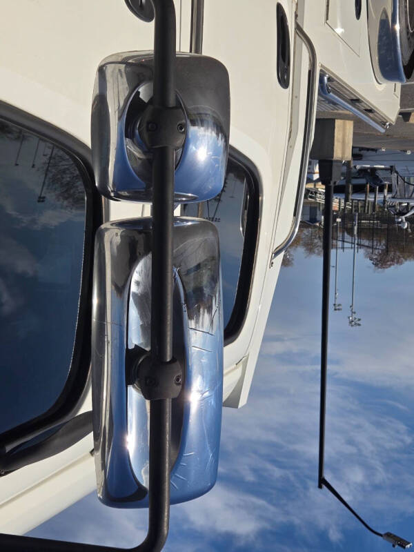 2005 Freightliner M2 106