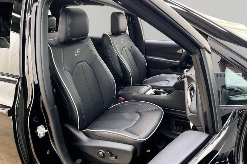 2027 Chrysler Pacifica Limited