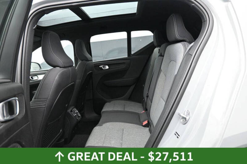 2025 Volvo XC40 B5 Core Bright Theme