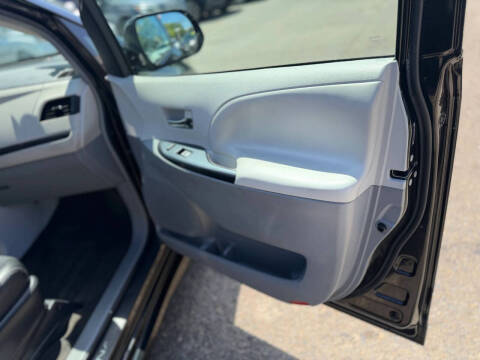 2013 Toyota Sienna SE 8-Passenger