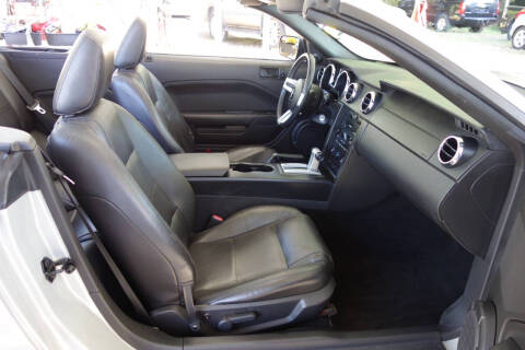 2005 Ford Mustang V6 Deluxe