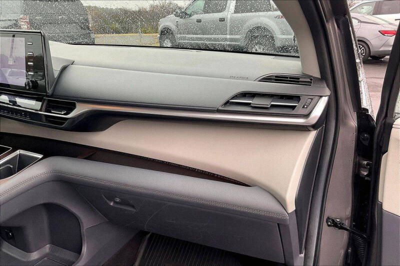 2024 Toyota Sienna LE 8-Passenger